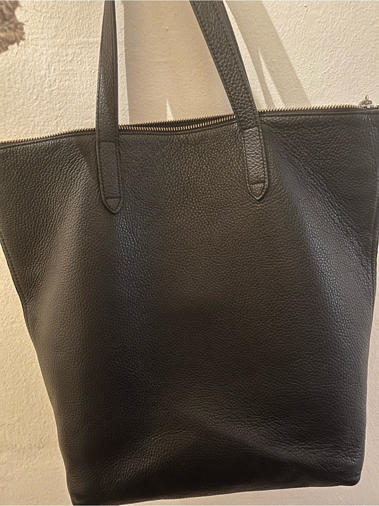 Cuyana Handbags - Cuyana - Tall Pebbled Black Leather Zippered Tote Bag - GUC